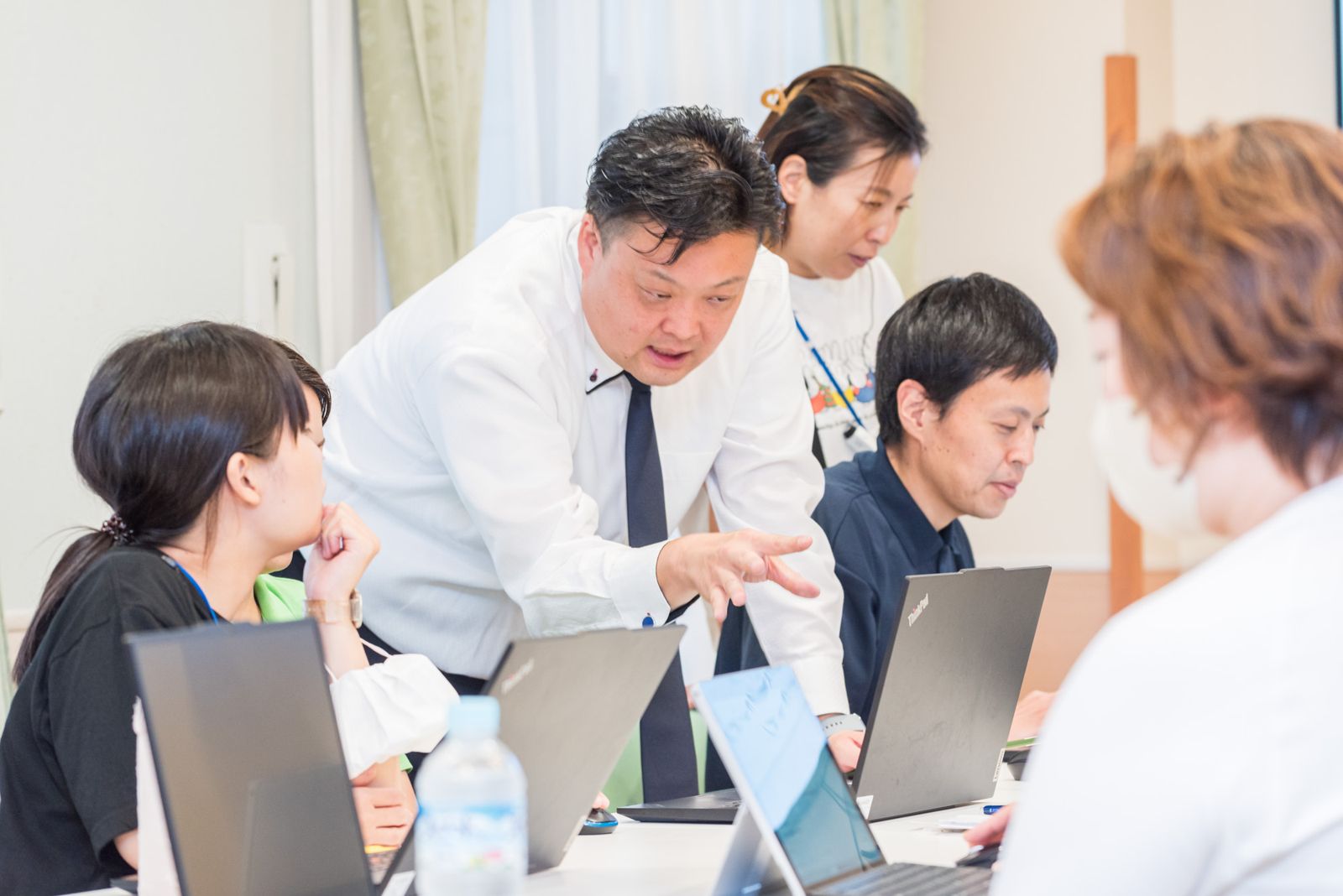 席を回って一人ひとりに教えている様子