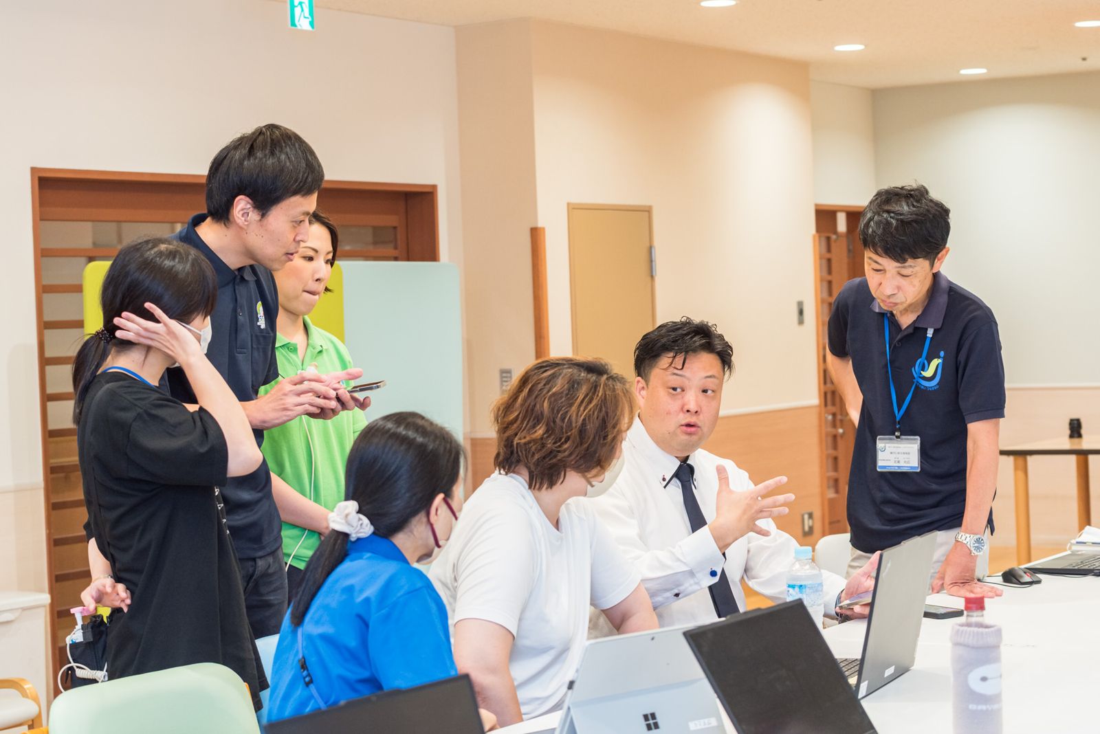 参加者の輪に入って質問に答えている様子